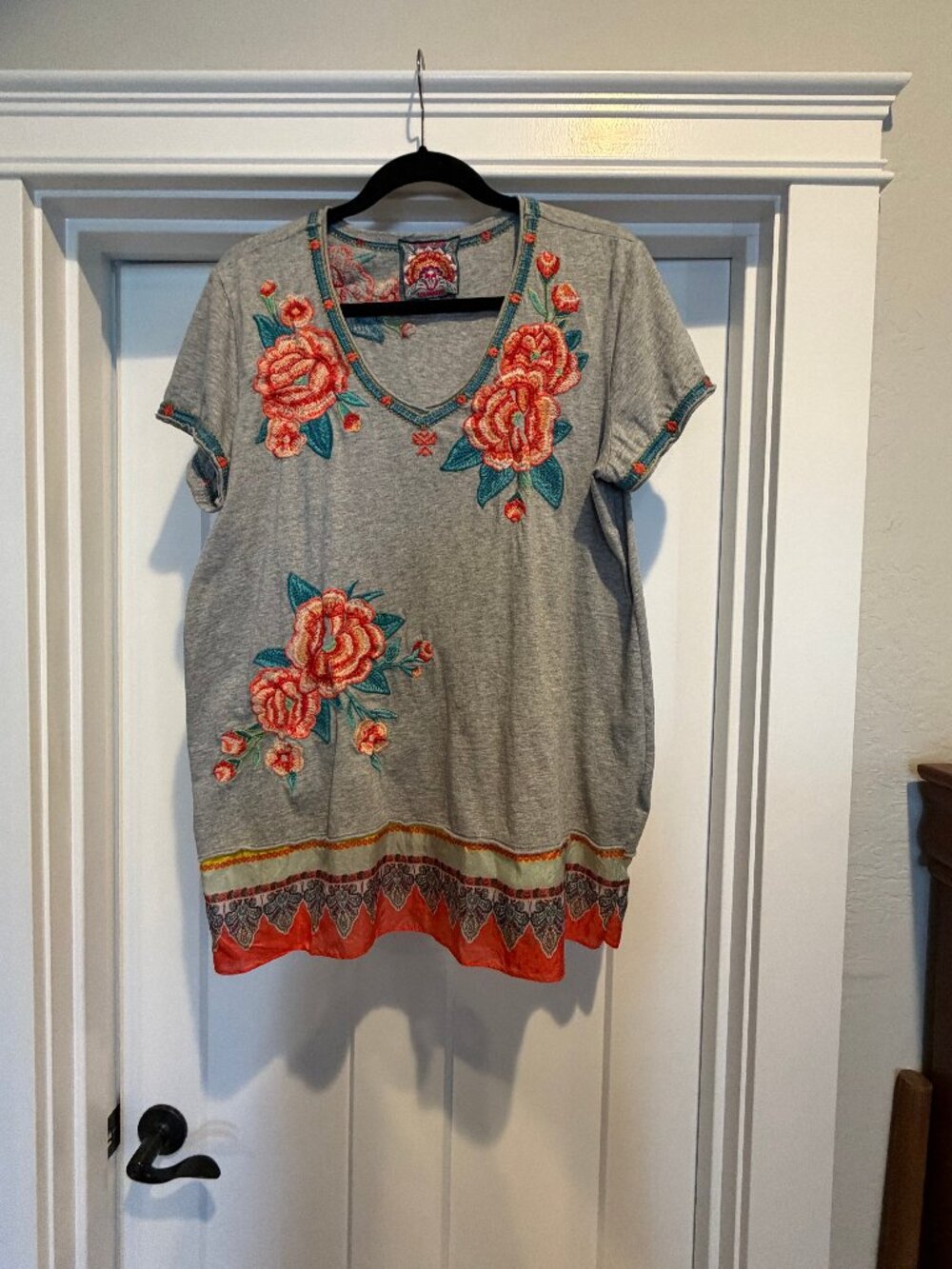 JOHNNIE WAS GRAY & ORANGE SILK N COTTON TOP, SIZE LG